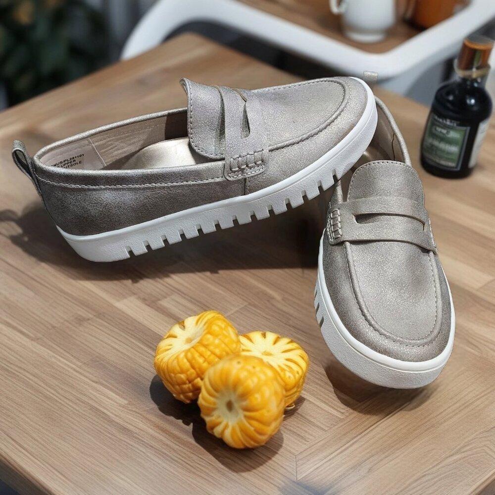 Tommy Bahama Gold Slip On Loafers Size 6.5 Preppy